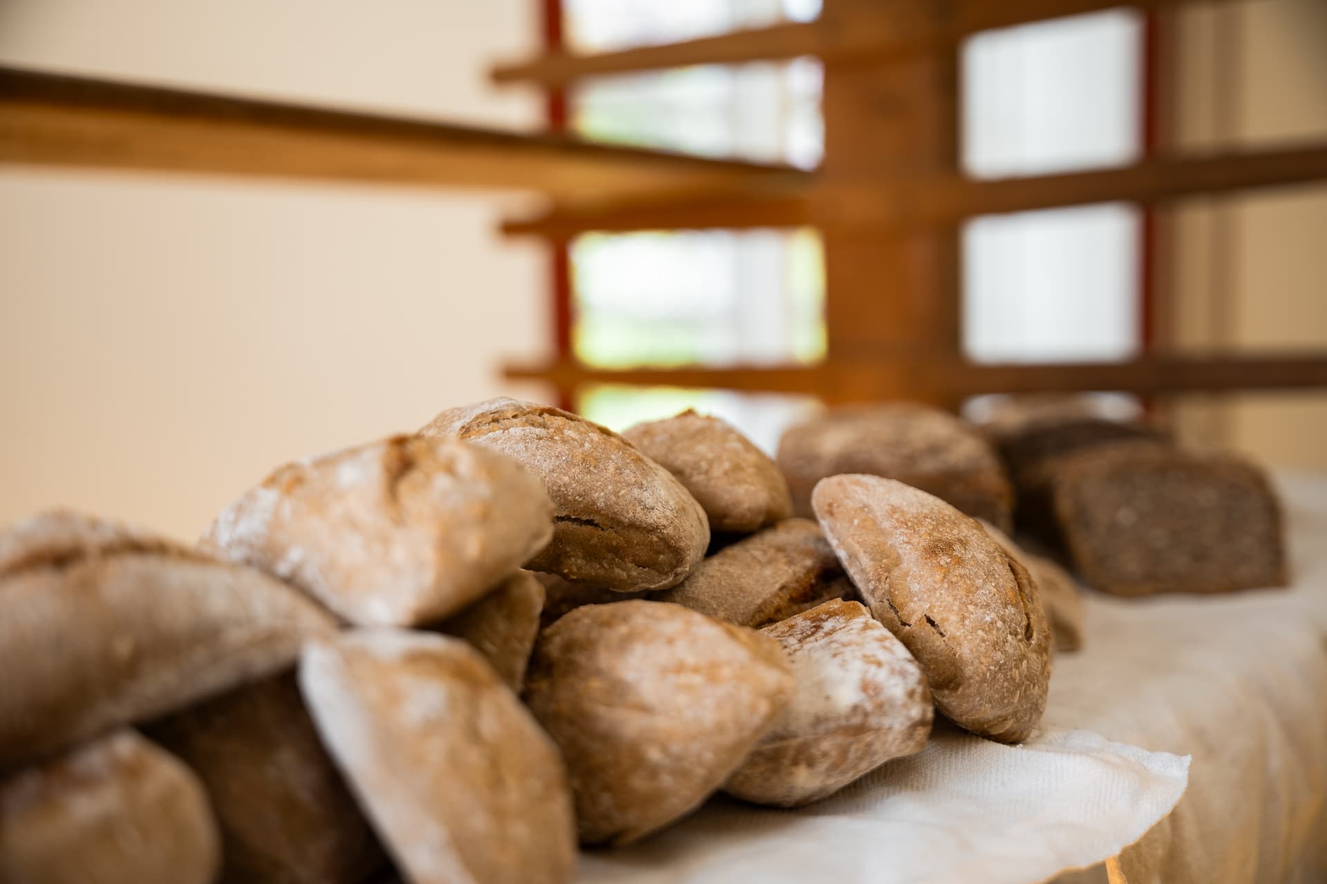 Nybakt bröd och bullar från lokalt hantverksbageri